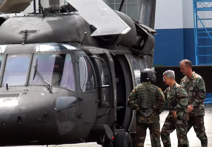  Militares estadounidenses abordando un helicóptero militar en la provincia de Los Santos. /EFE