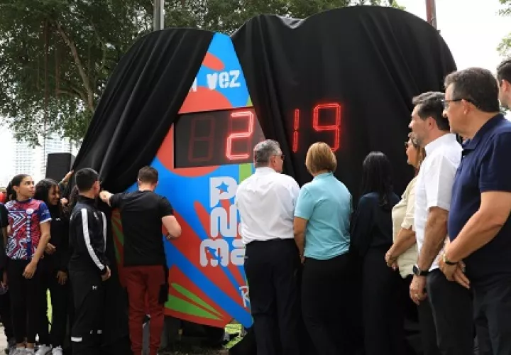 Momento en que desveló el reloj que da cuenta regresiva para la apertura de los Juegos Suramericanos de la Juventud. Foto: Presidencia de la República