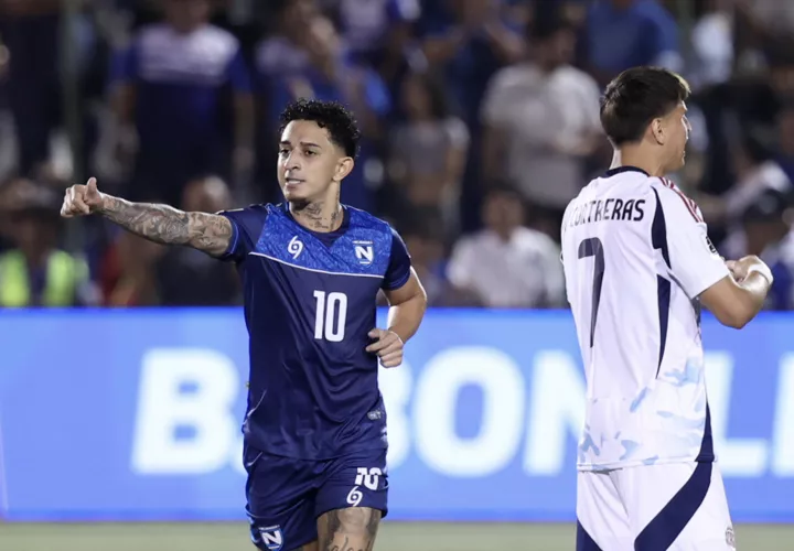 Byron Bonilla (i), de Nicaragua, celebra un gol en un partido por la clasificación de Concacaf. /EFE
