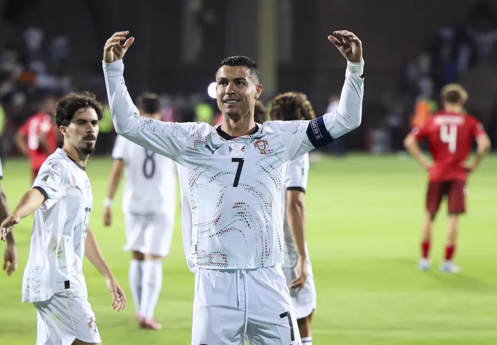 Cristiano Ronaldo aceleró hacia los históricos 1000 goles con un doblete./ EFE