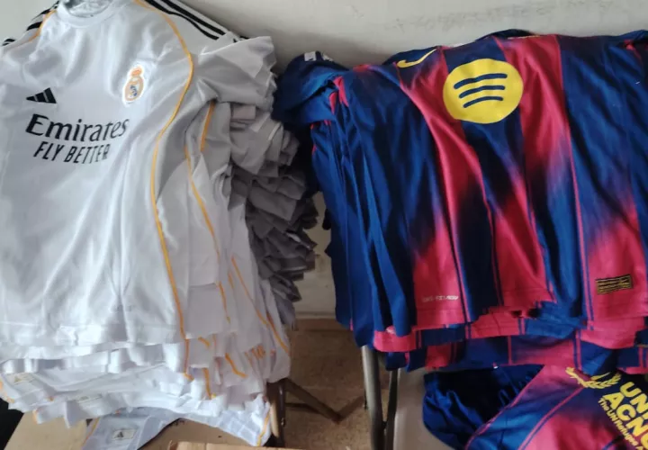Aduanas retiene conjuntos deportivos de presunta falsificación en  Guabalá. Foto: Cortesía