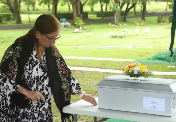  La ceremonia, un paso crucial para dignificar la memoria de los caídos, contó con la presencia de familiares e invitados especiales. Foto: Cortesía