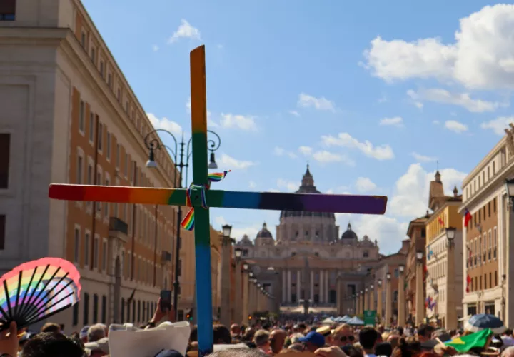 Los católicos LGTBIQ+ atraviesan este sábado la Puerta Santa de San Pedro durante el Jubileo. Foto: EFE