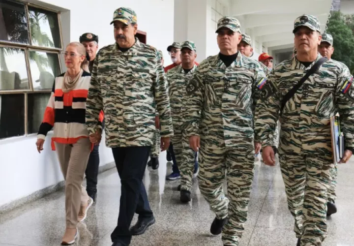  Nicolás Maduro (2-i), caminando junto al ministro del Poder Popular para la Defensa de Venezuela. Foto: EFE