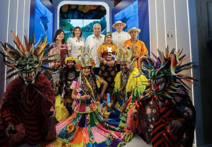 La pareja presidencial visita pabellón de Panamá en la feria.