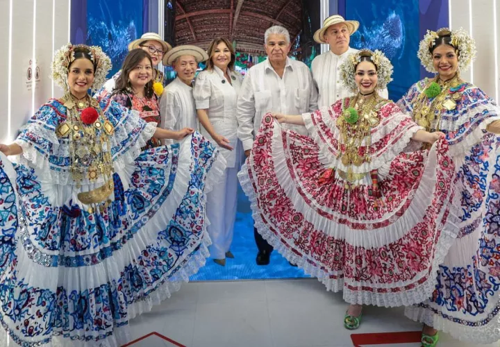 Hermosas empolleradas reciben a la pareja presidencial.