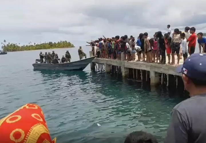 Los indígenas gunas se rigen por sus propias leyes. Explican que la matriarca incumplió dichas normas y es por ello que se le prohibió abandonar la isla y se le decomisaron sus bienes.