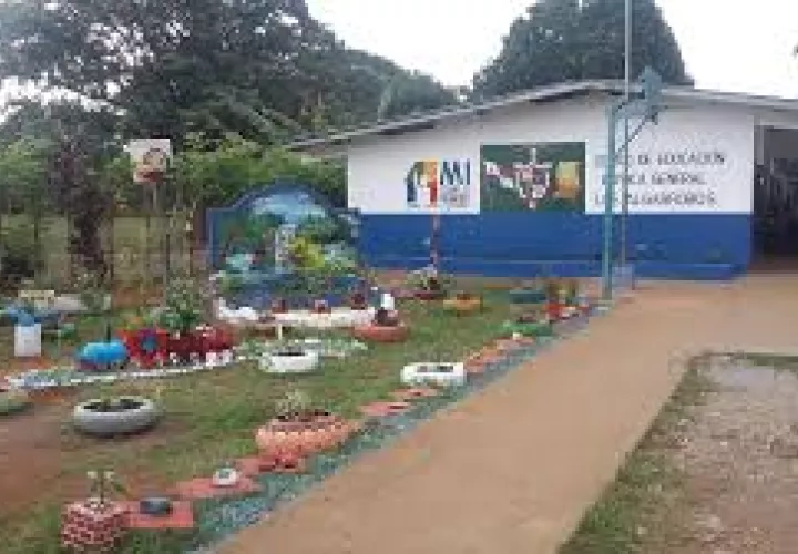 Escuela de Algarrobos.