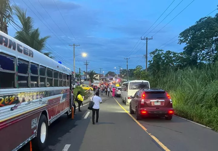 Muchas personas tuvieron que caminar para poder a sus destinos.