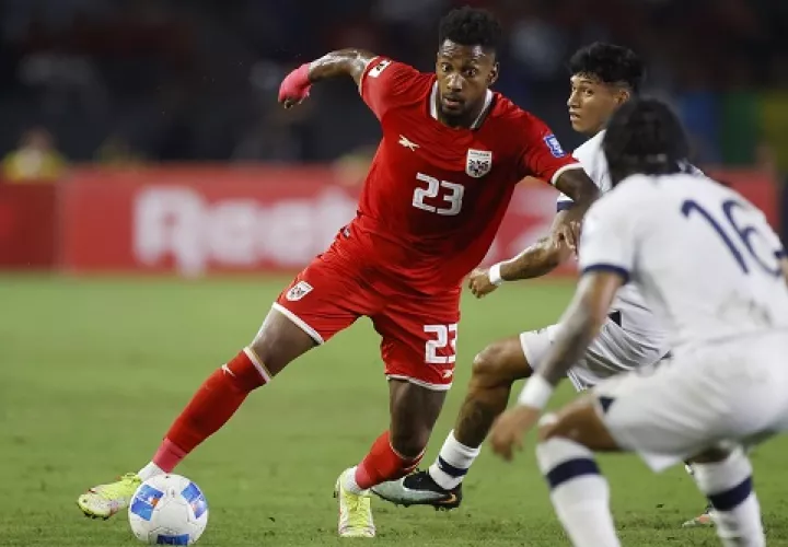 Michael Amir Murillo (izq.), de Panamá es defendido en el encuentro ante Guatemala. Foto: EFE