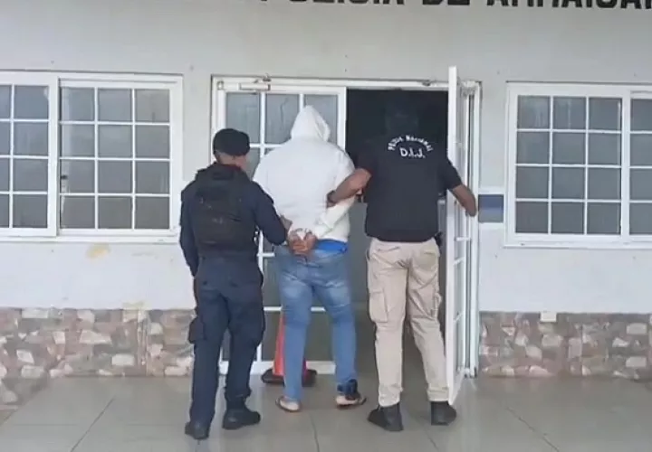 La aprehensión del presunto sicario se realizó durante el allanamiento a una residencia ubicada en Arraiján.  /  Foto: Eric Mintenegro