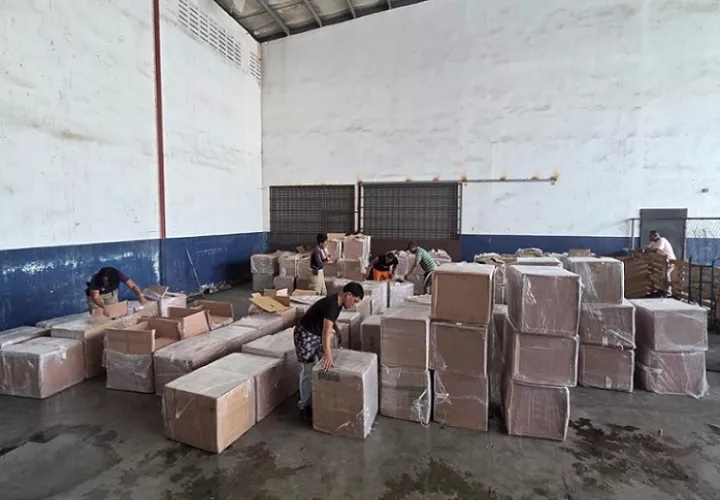 La mercancía legal escondía cigarrillos de marcas Rumba, Fisher y Última.  /  Foto: Diómedes Sánchez