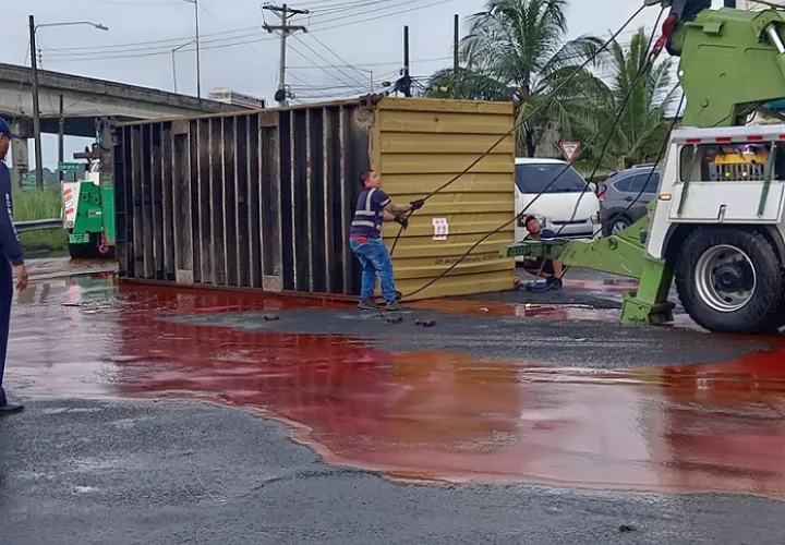 Se utilizaron cinco yardas de arena para minimizar el riesgo de patinaje de los vehículos que transitan por esta zona.  /  Foto: Diómedes Sánchez