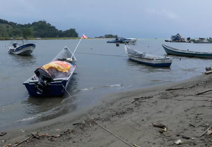 Fotografía de embarcaciones en el río Acandí el 31 de agosto de 2025, en Acandí (Colombia).  Foto: EFE