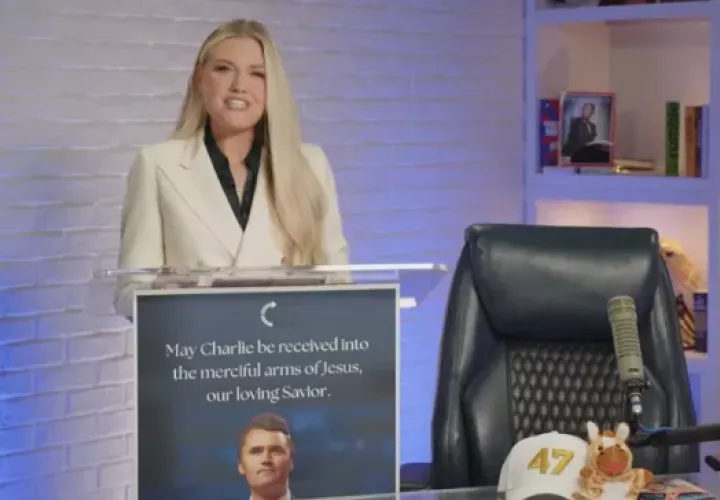 La esposa del comentarista conservador Charlie Kirk, Erika, durante una declaración este viernes, en Phoenix. Foto: EFE