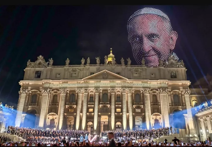 El epicentro del catolicismo, se convirtió en un extraordinario escenario a cielo abierto. Foto: EFE