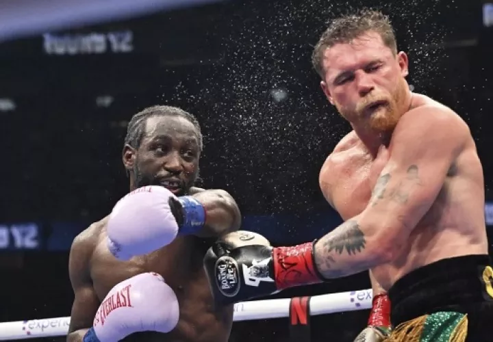 Terence Crawford (izq.) en el combate contra Saúl 'Canelo' Álvarez.