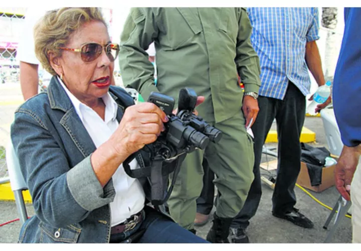 La Gobernadora Correa al frente del programa.