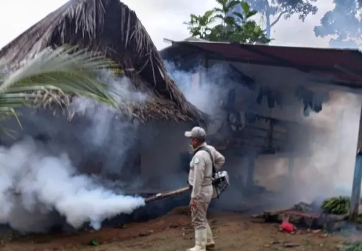 Fumigación en la comunidad a raíz de la muerte de la muchacha.