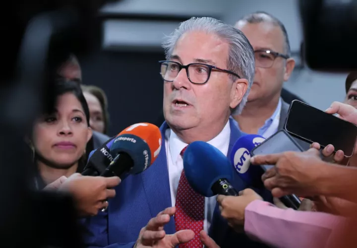 Ministro de Salud, Fernando Boyd Galindo.