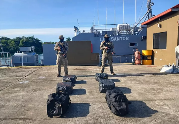 Dentro de una lancha se ubicaron 6 bultos de color negro que contenían los paquetes de droga.  /  Foto: Senan