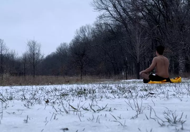 Meditación en frío antes de caminata al campamento base del Everest. Foto: Cortesía