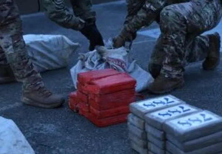 otros 89 paquetes de presunta droga a bordo de una embarcación en Bique.