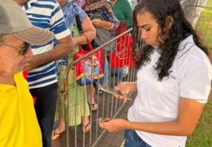 Los asistentes debe llevar su cédula.
