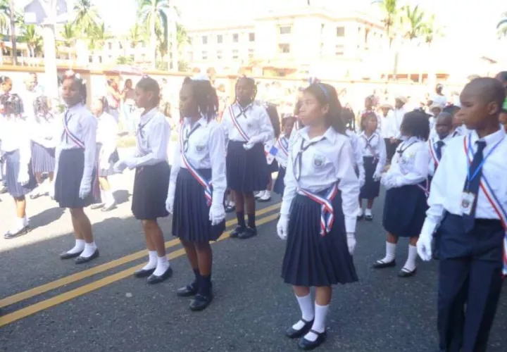 Desfiles patrios en Colón.