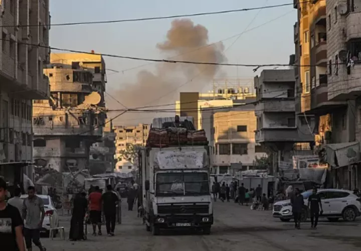 Palestinos desplazados evacuan una zona atacada por un ataque aéreo durante una operación militar israelí en la ciudad de Gaza. Foto: EFE 
