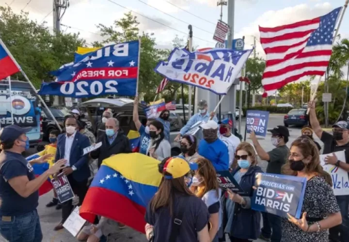 Ciudadanos venezolanos asisten a una manifestación, en Miami (Estados Unidos). Foto: EFE