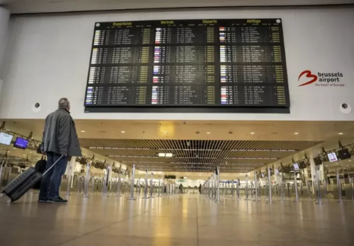 Vista del panel informativo el aeropuerto de Bruselas. Foto: EFE