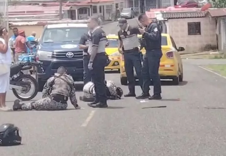 Los agentes cayeran al pavimento, golpeándose fuerte en diferentes partes de su cuerpo.  /  Foto: Diómedes Sánchez