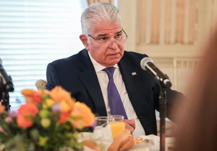 Presidente Mulino se dirige a los miembros de COA.