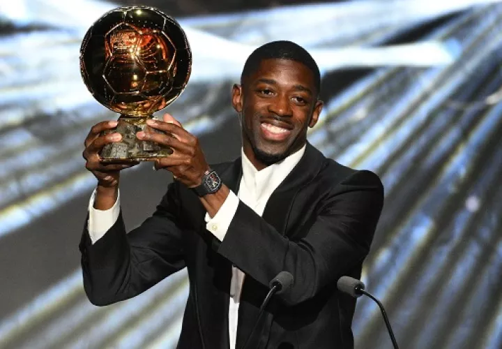 Ousmane Dembélé levanta el trofeo del Balón de Oro 2025. 