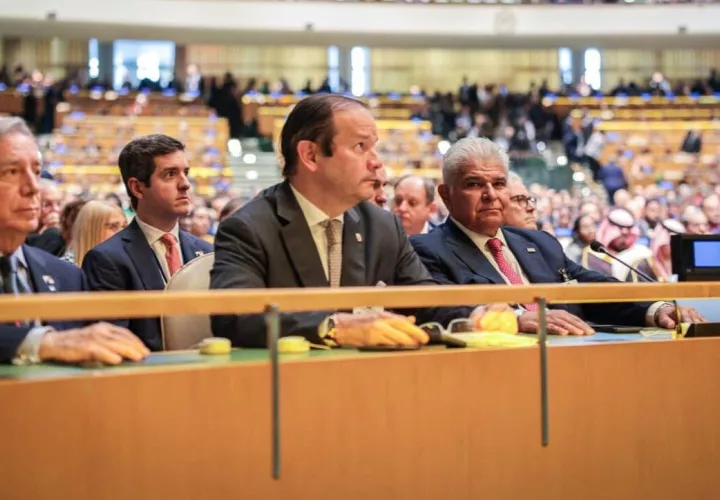 Mulino junto a la comitiva que lo acompaña en la Asamblea de la ONU.