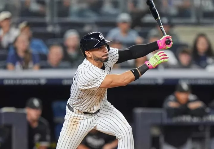 José 'Chema' Caballero al batear el imparable de oro. 