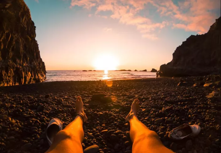 El cadáver quedó boca arriba, sobre la arena.  /  Foto ilustrativa:Freepik