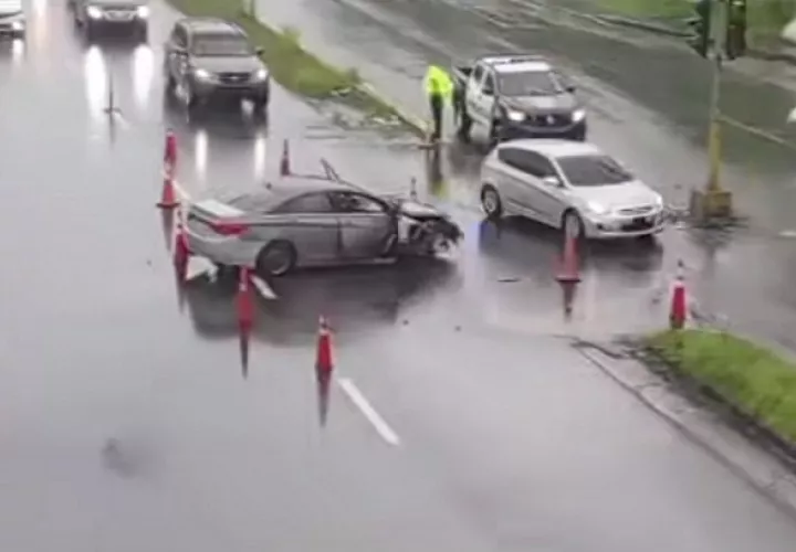 El accidente de tránsito provocó un tranque vehicular descomunal en las afueras de Colón.  /  Foto: Diómedes Sánchez