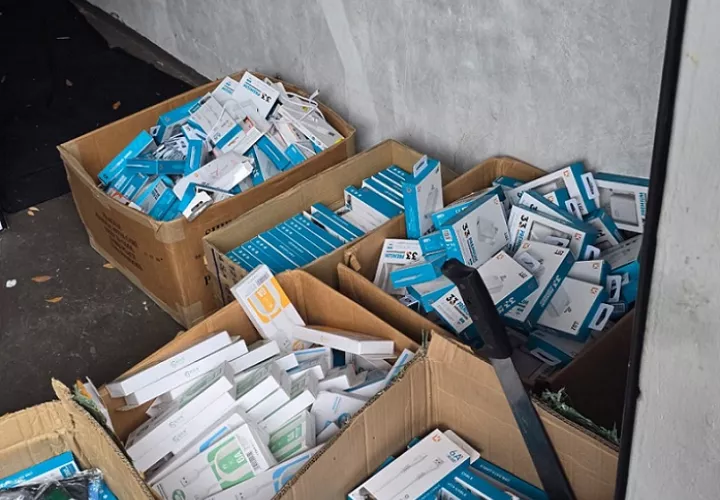 Se encontraron teléfonos móviles, licor variado, y otras mercancías que se presume sean de contrabando.  /   Foto: Aduana