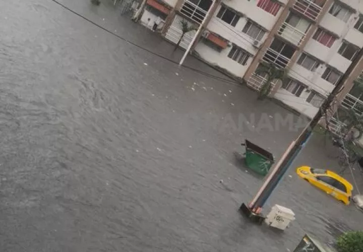 Inundaciones en calles de Calidonia.