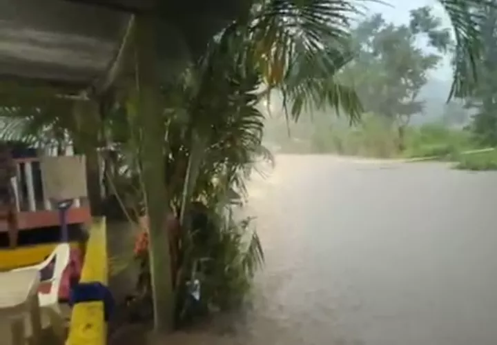 Ríos y quebradas desbordadas han afectado a varias familias.