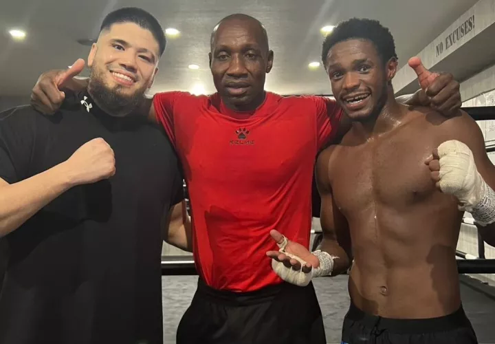 Juan Mosquera con boxeadores de la cuadra del excampeón mundial Tomoki Kameda. 