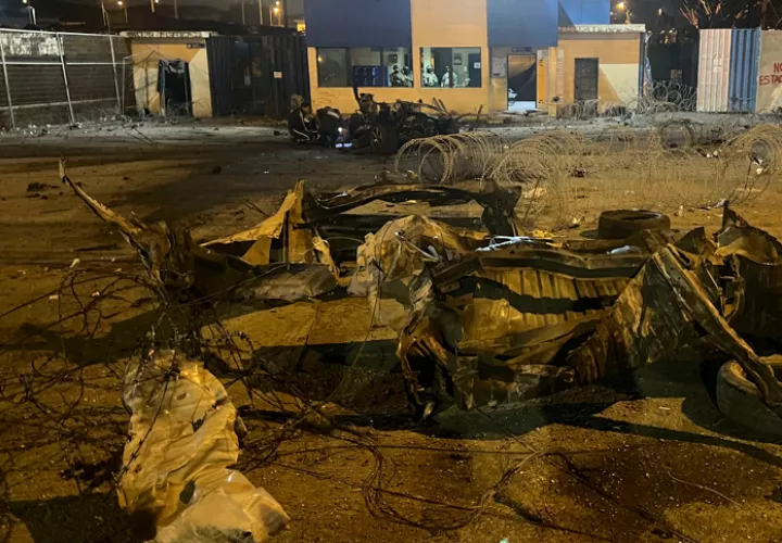 Restos de un coche bomba permanecen esparcidos frente a la Cárcel Regional de Guayaquil. Foto: EFE