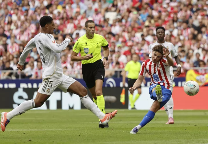 Julián Álvarez (d), dispara a puerta ante Jude Bellingham. /Foto: EFE