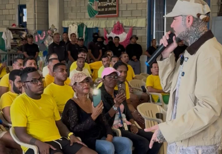 Farruko lleva mensaje de esperanza y resocialización a reclusos de La Nueva Joya. Foto: Cortesía