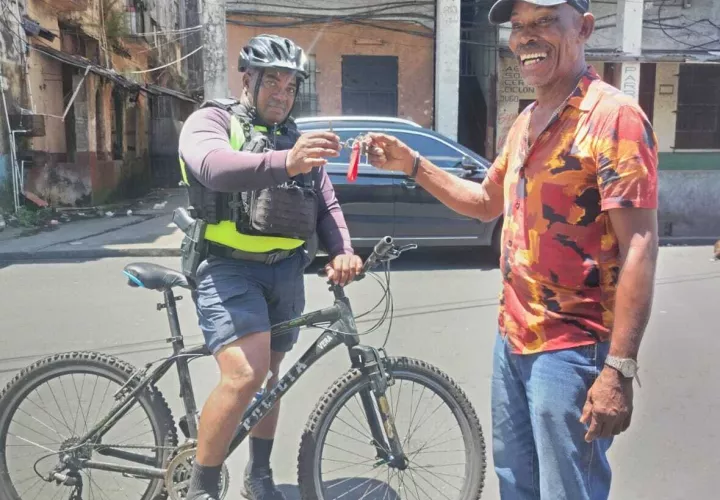 Policía entrega llave recuperada al conductor.