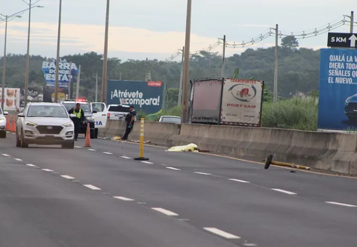Tras el violento impacto, el cuerpo del peatón quedó sobre el muro de concreto que divide los seis carriles de la vía.  /  Foto: Eric Montenegro