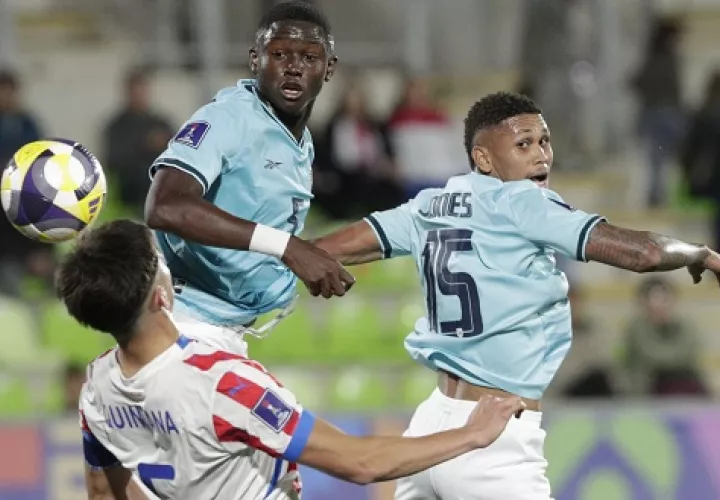 Ariel Arroyo (izq.) y Joseph Jones (der.) durante el partido en el que Panamá enfrentó a Paraguay el sábado. Foto: EFE