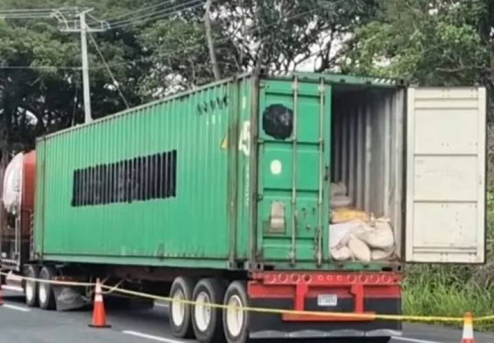 Delincuentes buscaban droga que se suponía era transportada en el camión.  /  Foto: RS